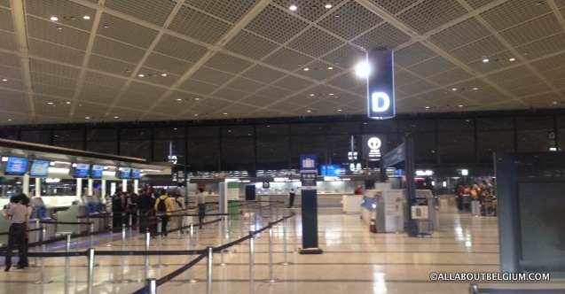 wifiレンタル会社のカウンターは、空港の出発ロビーにあります。