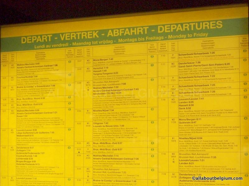 駅のあちこちにあるベルギー国鉄時刻表。平日と土日祝日は別ページに分かれています。