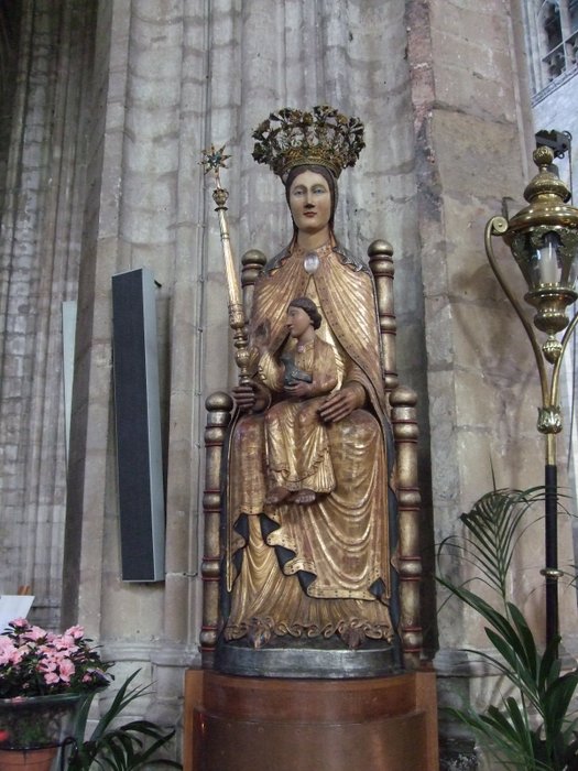 教会にある中世のマリア様の像はルーヴェン大学のシンボルでもあります。
