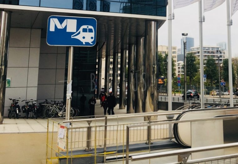 メトロの駅はMのサインが目印。