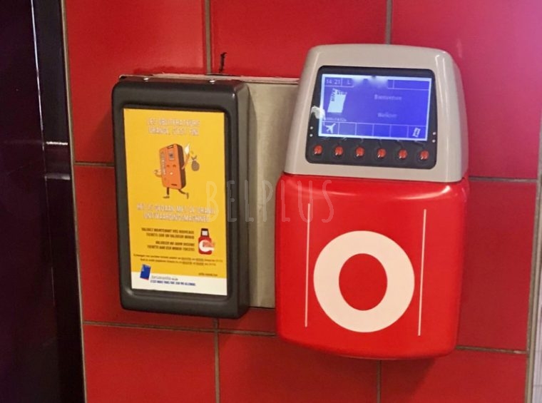 改札が無い駅が多いブリュッセルでは、チケットをこの赤い機械にかざして利用を記録する「バリデーション」を利用者が行います。
