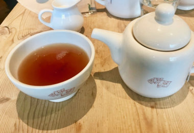 ブリュッセル・ブレンドという名前の紅茶。どこがブリュッセルなのかは謎ですが普通に美味しかったです。ポットサービスで
