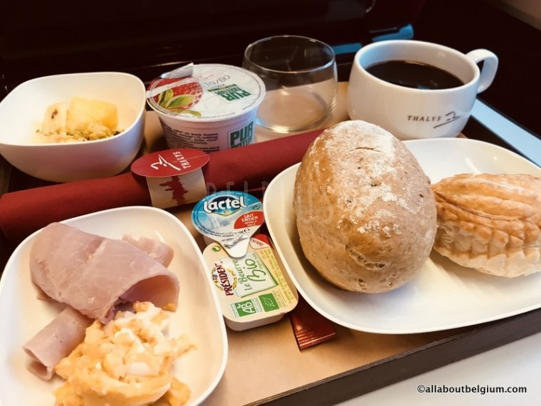 朝早い乗車の場合は、簡単な朝食が出ます。ヨーロッパのハムやチーズ、ヨーグルトとパンなどが中心
