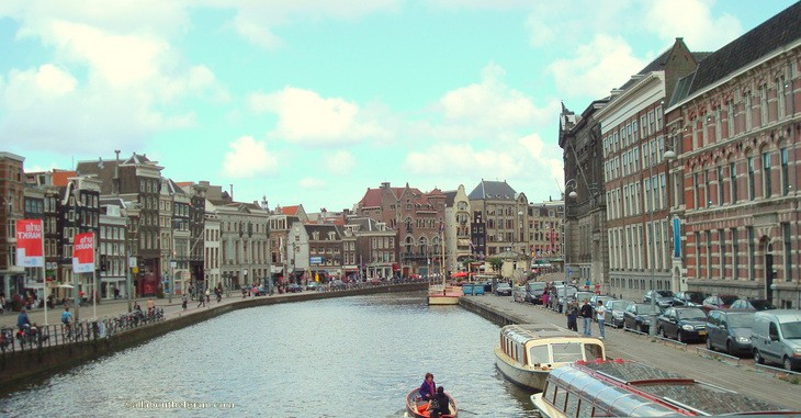 アムステルダムの運河沿いは歩いても、ボートに乗っても、どちらでも楽しめます。