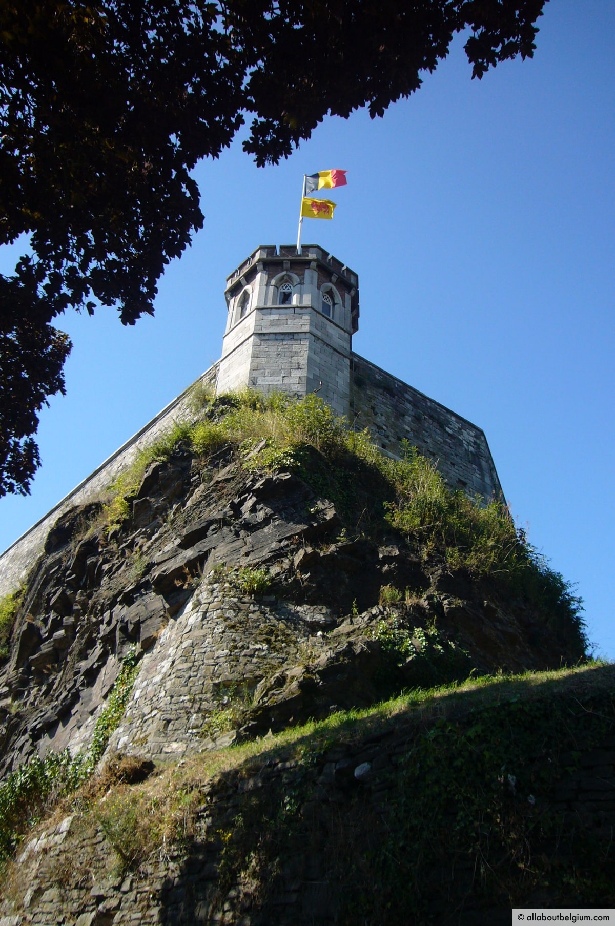 シタデルの頂上にはベルギーの旗がありました。