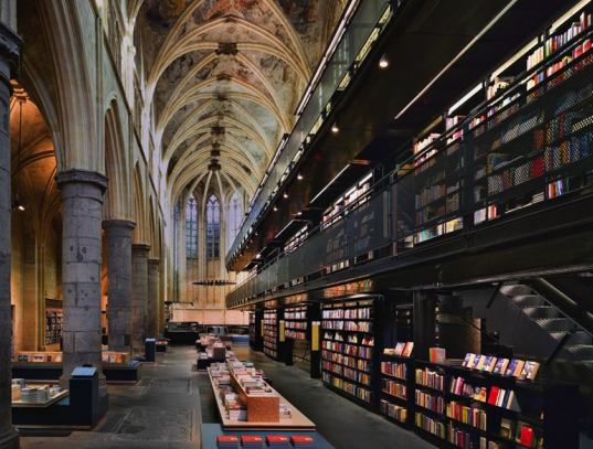 世界の美しい本屋さんの常連、マーストリヒトの教会をリノベーションした本屋さん。