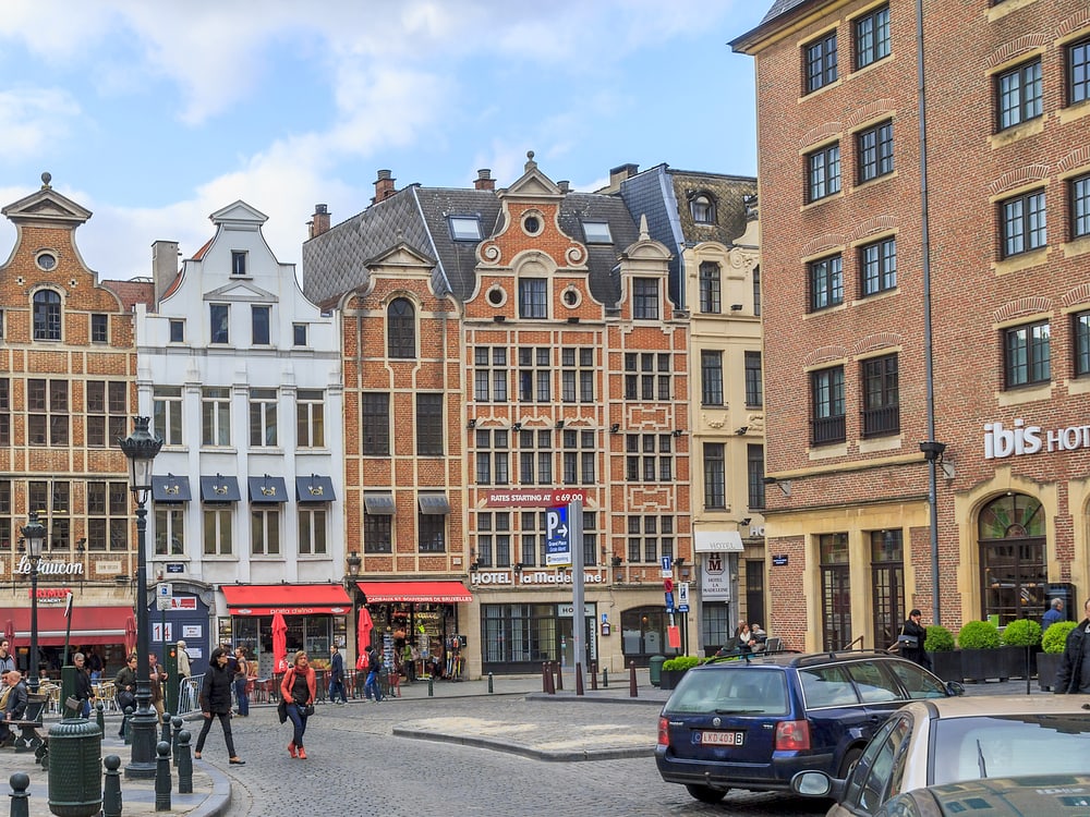 ベルギーの伝統的なファサードの1階には便利なカフェやショップが並びます。右側の建物は、今回ご紹介するおすすめホテルの一つ「ibis」です。
