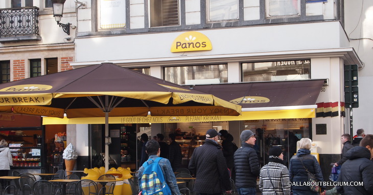 行く前にサンドイッチをPanosで買いました