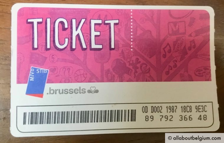 ブリュッセルの全ての交通機関を格安で利用できるJumpチケット。数回なら紙のカードを利用しますが、磁気カードも購入することができます。