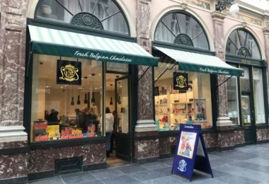 ベルギー・ブリュッセルのレオニダス店はこんな感じ。小さめの店舗なので行列ができることも。