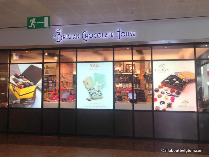 空港のチョコレート店では、様々なチョコレートブランドを一度に買うことができます。