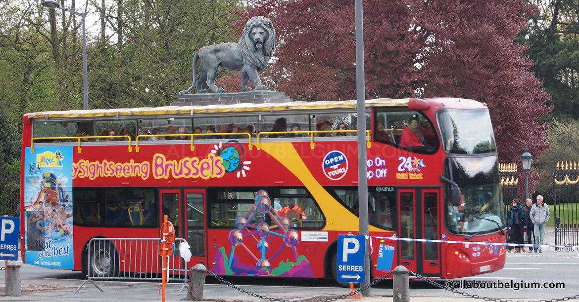 乗り降り自由バスはブリュッセルの観光名所を効率良く回ります。晴れた日はオープンカーに。
