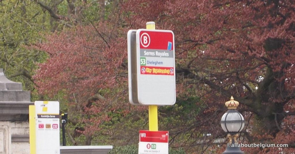 観光バスの停留所は、普通のバスの停留所とほぼ同じです。一番下に赤く「City Sightseeing」と書かれているのが目印。