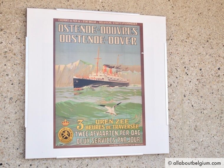 イギリスのドーバー海峡までたった3時間で行けるという古い宣伝ポスター。海が荒れてて結構大変そうです。