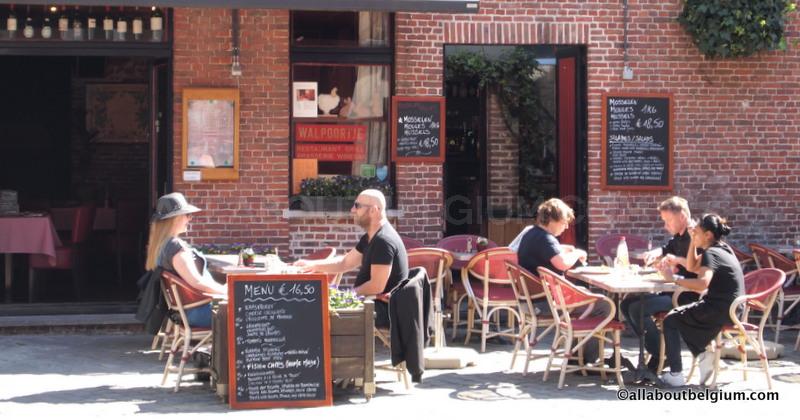 カフェや雑貨屋さんが立ち並ぶブリュワリー「de halve maan」周辺。すべて徒歩で楽しめるのもブルージュの魅力。