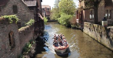 オランダの運河とも違う、水の都ブルージュの街並みをクルーズで堪能