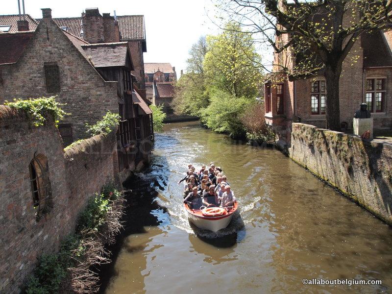 オランダの運河とも違う、水の都ブルージュの街並みをクルーズで堪能