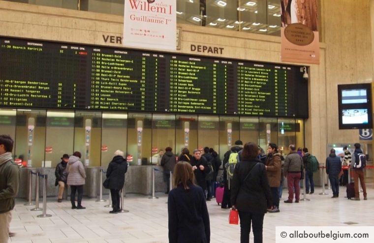 ブリュッセル中央駅を出発する電車一覧。遅れやホームの変更はここで確認できます