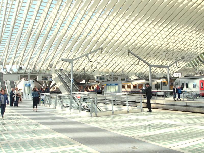 近代的で美しいリエージュ＝ギユマン駅。真っ白なアーチ型の高い天井に圧倒されます。