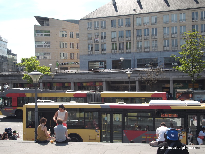 ブリュッセル市内のバスやトラムはTECという別サービスで、黄色または白の車体です。ここではDe Lijnのカードは使えません。