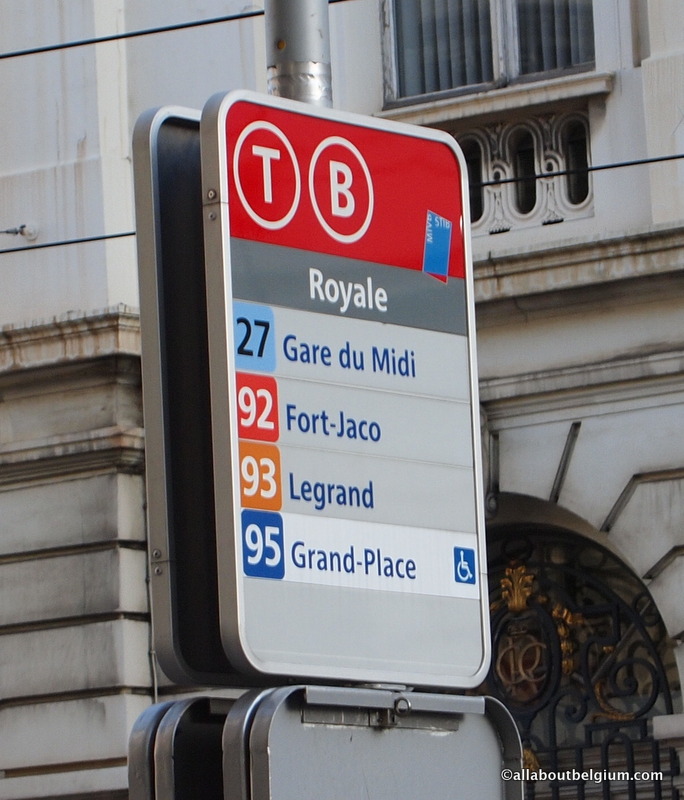 Tはトラム、Bはバスの意味。灰色の部分は現在の停留所の名前、その下はここに留まるバスの番号と目的地です。
