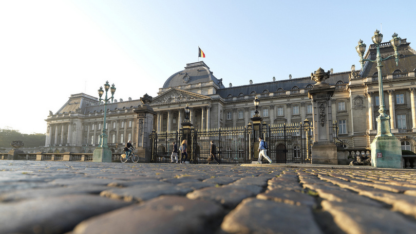 常に車が行き交うブリュッセル王宮前の道も、早朝なら静かです。
