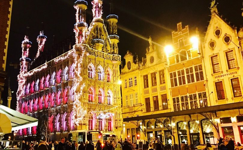 ベルギー・ルーヴェンのクリスマスマーケットで。ブリュッセルから電車で20分の美しい小都市です。ライトアップされているのは市庁舎。