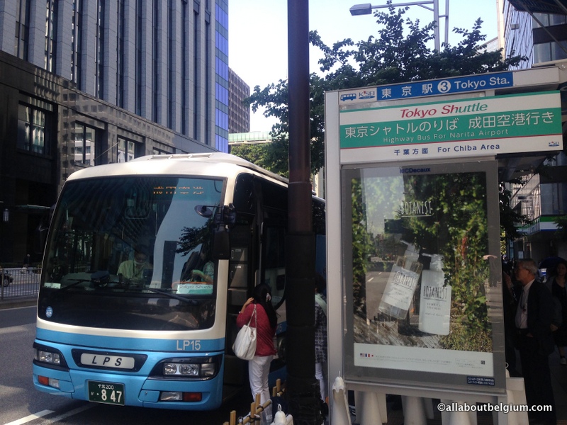 成田空港行きバス乗り場。事前予約なしでも乗れますが、行列の場合待つことに。八重洲駅北口の向かいです。