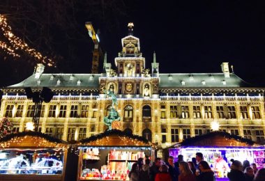 巨人の像があるマルクト広場に山小屋風のお店が並ぶアントワープのクリスマスマーケット
