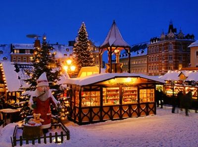 中心部の広場にシャレー（山小屋風のお店）が並びます　©www.kerstmarktantwerpen.be