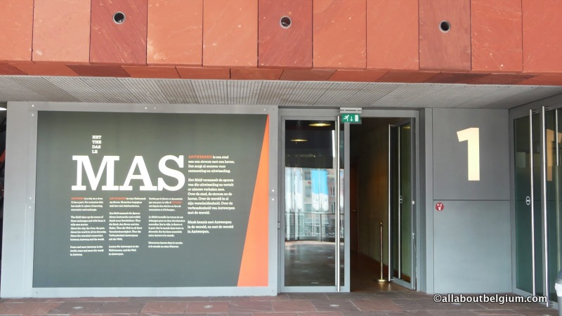 MAS美術館の入り口。チケット売り場はそのまま通過して、エスカレーターに乗ります。