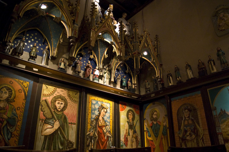 彫像以外にも、キリスト教にまつわる祭壇画、雑貨もたくさん
