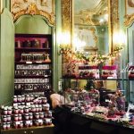 ナポレオンの宮殿を改装したチョコレート・ラインでお買い物