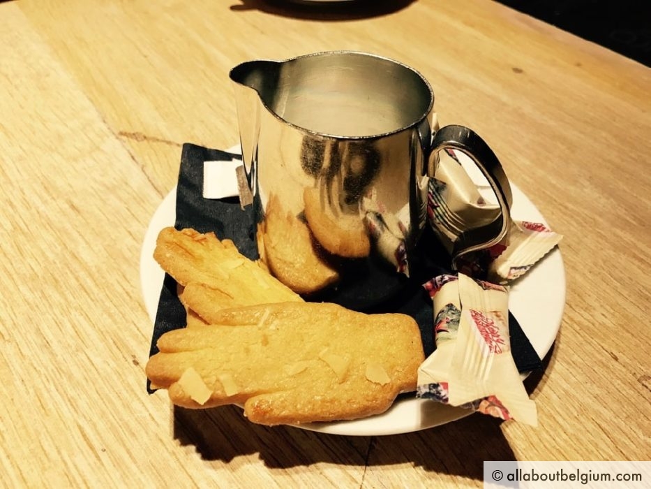 グランカフェ・オルタでコーヒーと一緒に出されたアントワープの手のクッキー。ベルギーではコーヒーを頼むと小さいお菓子が一緒についてきます。