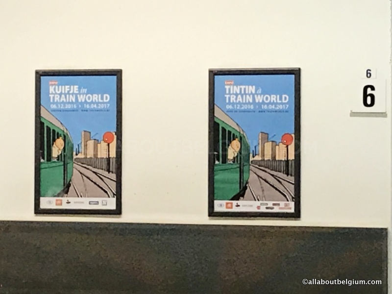 駅で見つけた、タンタンの展示会のポスター。こちらもオランダ語とフランス語が並んでいます。