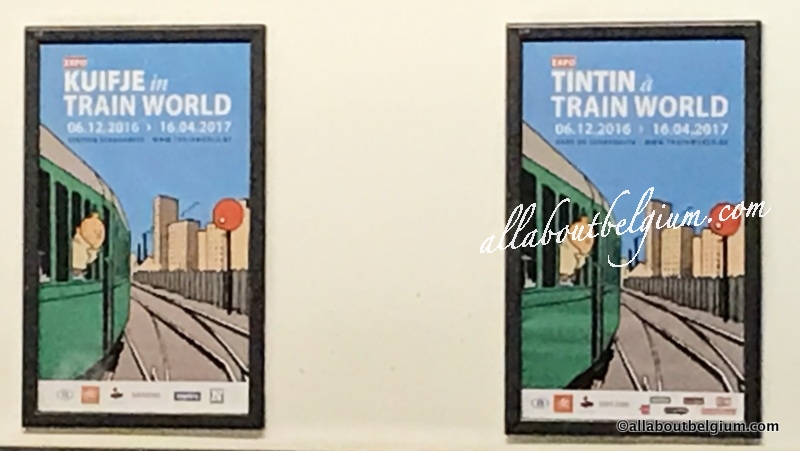ブリュッセル中央駅にあったタンタンのポスター。右がフランス語、左がオランダ語です。両方の言語を同等に扱うルールがあります。