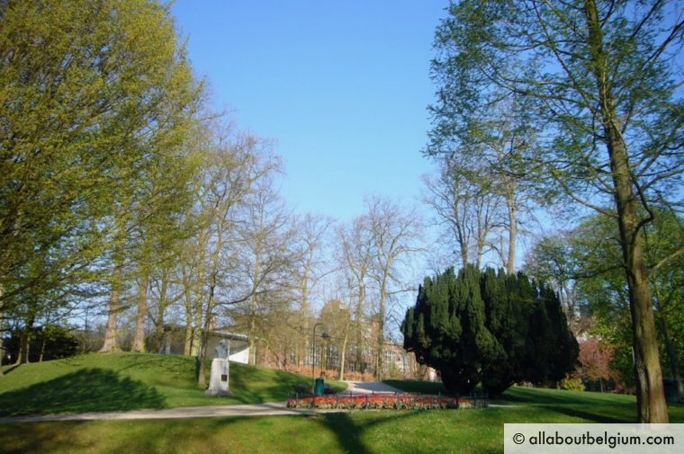 ルーヴェン中心部にある公園。大学の図書館と経済学部に挟まれた場所にあり、ゆっくりお散歩できます。
