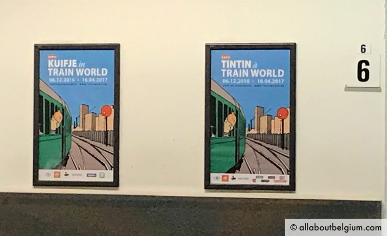ブリュッセル中央駅にあったタンタンのポスター。右がフランス語、左がオランダ語です。タンタンはオランダ語ではKUIFJEという名前になります。