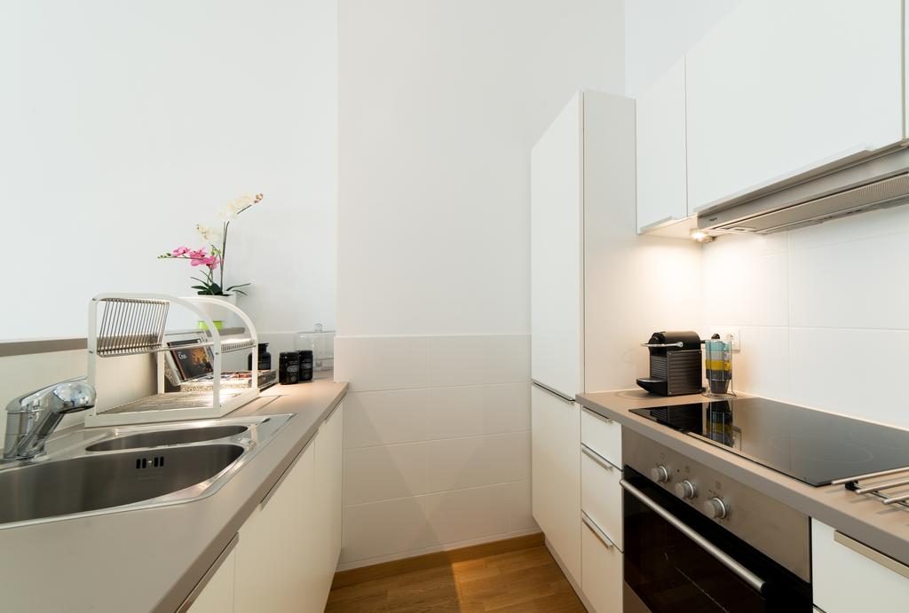 キッチンは大きめの冷蔵庫があり、大人数や長期滞在にも便利。