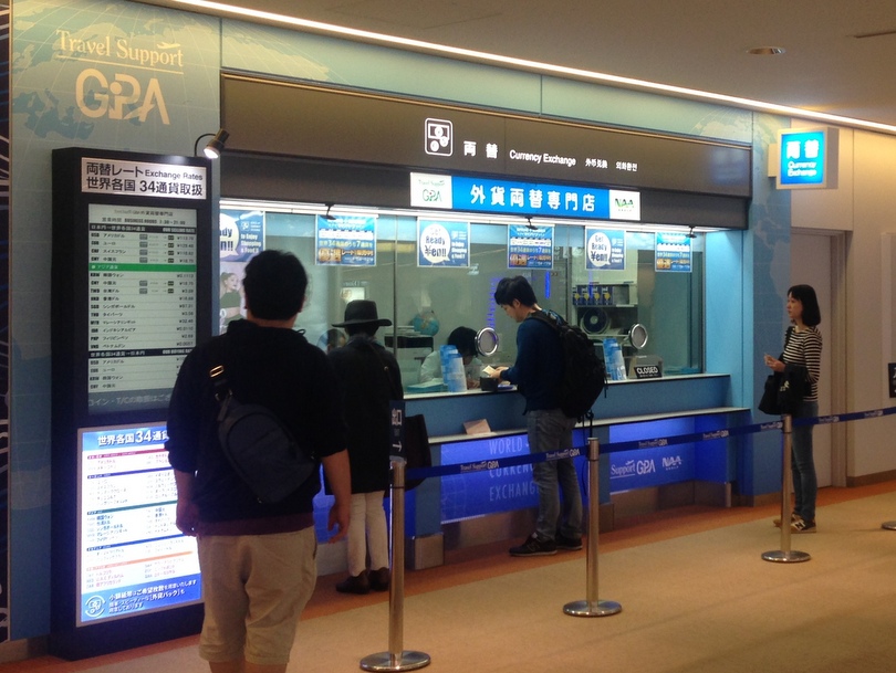 成田空港チェックインゲート通過後の両替。時間を気にせず落ち着いて両替できます。レートもかなりいいです。