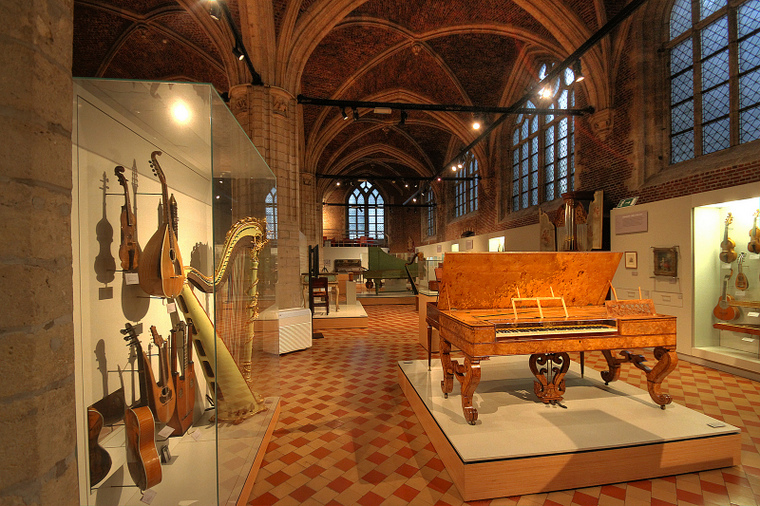 日本ではなかなか見られないヨーロッパの貴重な古楽器を多数展示