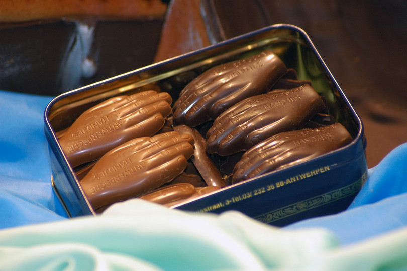 ントワープの街の名前に由来する巨人の手のチョコレートやバタークッキーは、アントワープおみやげの定番