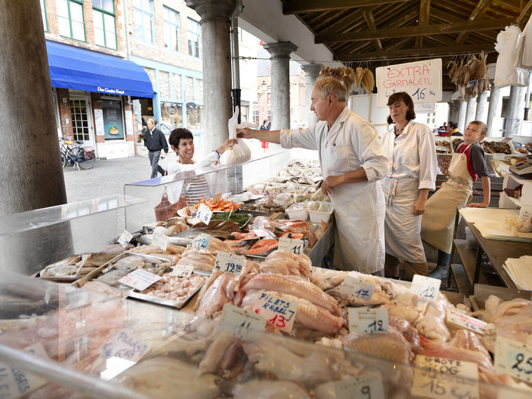 ブルージュのビスマルクト（魚市場）のマーケット。日本との魚の種類や値段の違いを見比べるのも楽しいです。