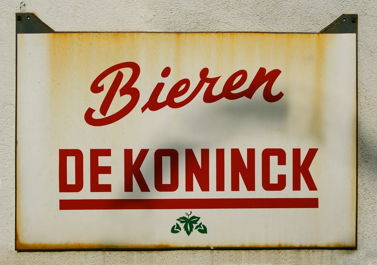 ベルギーにも、日本のビール会社と同じようなプレート型の広告があります。ビアカフェやレストランでこの看板を見つけたら、デ・コーニンクのビールが飲めるサインです。
