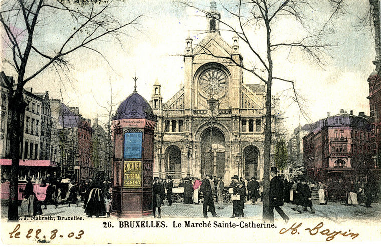 1900年頃と思われるカトリーヌ教会の様子を描いたポストカード。教会だけでなく、周辺の建物も当時と変わらぬ姿を保っています。