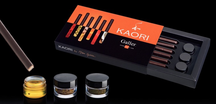 日本の書道をテーマにしたガレーの「KAORI」は、筆に見立てたチョコレートをシーズニングに浸して食べます