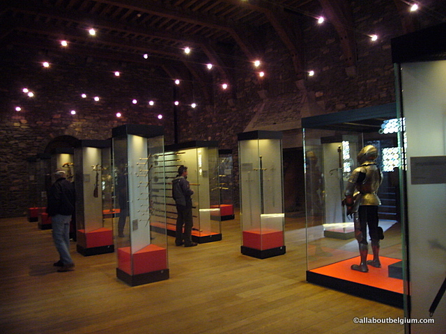 フランドル伯居城の内部。中世の鎧兜や戦闘器具をを多数展示。