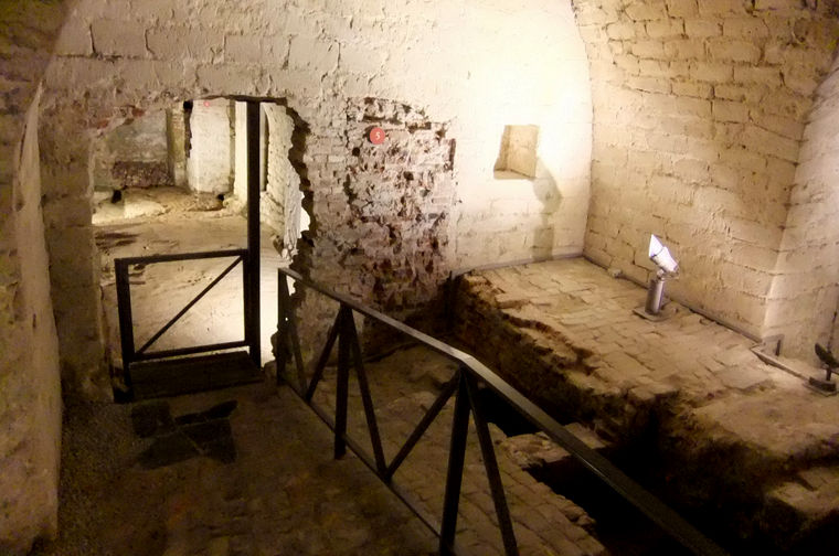 ベルギー王宮の地下には遺跡があり、見学可能。暗がりから歴史が感じられる。
