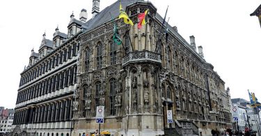 15世紀から18世紀までの建築様式が混ざるゲントの市庁舎へ
