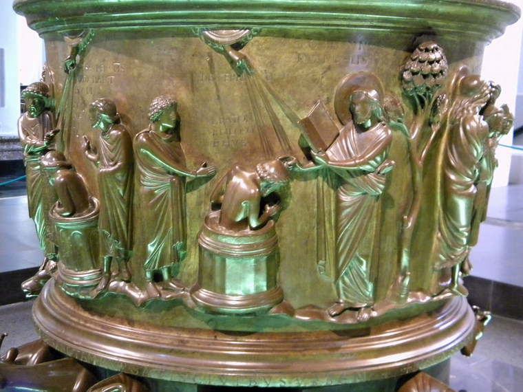 ベルギー7大秘宝の1つ・洗礼盤を見に聖バルテルミー教会へ